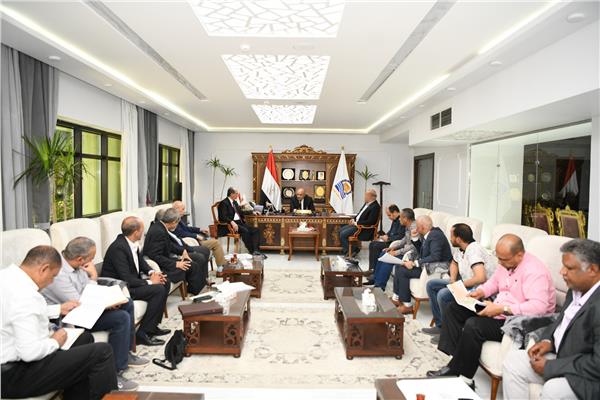 محافظ قنا يبحث آليات استكمال مشروع الصرف الصناعى لمصنع الورق بقوص 