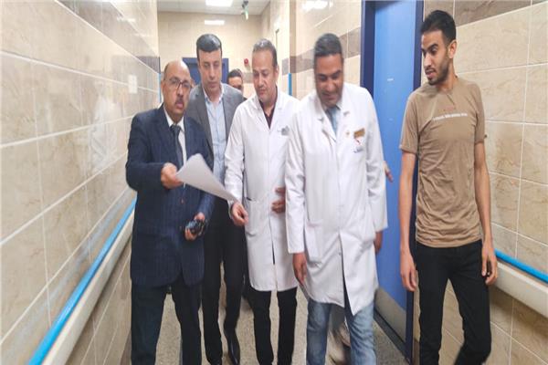 الدكتور محمد زين الدين حافظ وكيل وزاره الصحه بأسيوط خلال الأفتتاح