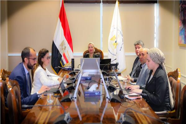 وزيرة البيئة :  نظام وطني لتقليل استخدام الأكياس البلاستيكية 