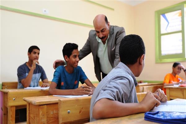  محافظ أسوان خلال تفقده اللجان
