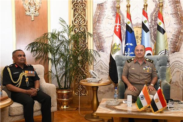 رئيس أركان حرب القوات المسلحة خلال لقائه قائد الجيش الهندي
