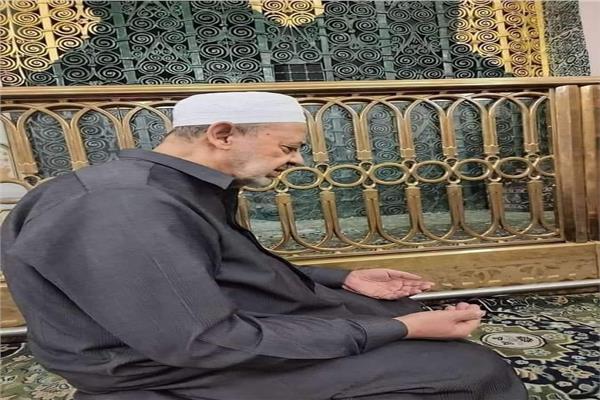 شيخ الأزهر بجوار قبر النبي