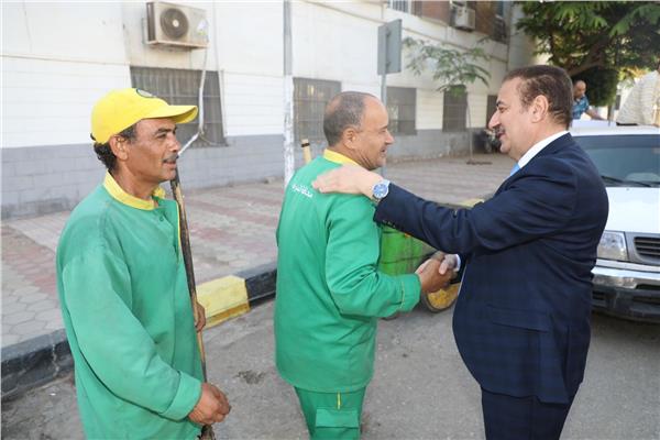 جانب من لقاء المحافظ مع عمال منظومة النظافة