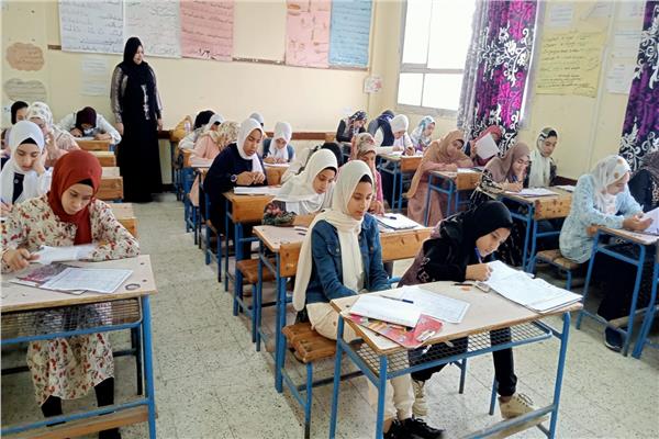 انتظام طلاب الشهادة الاعدادية بمقار  اللجان الامتحانية