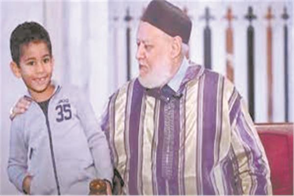 الدكتور علي جمعة مع أحد الأطفال