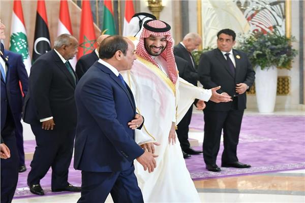 الرئيس السيسي يلتقي ولي العهد السعودي بمدينة جدة