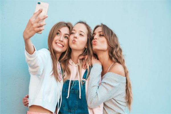 صور السيلفي تزيد من انتشار قمل الرأس.. كيف ذلك؟