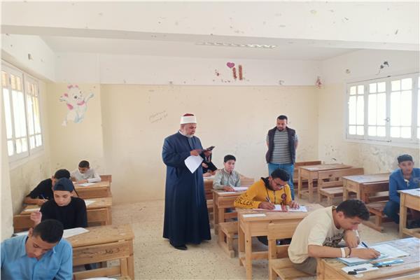 جانب من الجولة لتفقد الامتحانات