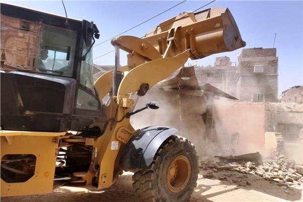 إزالة لحالة تعدى ومبنى مخالف بأسوان