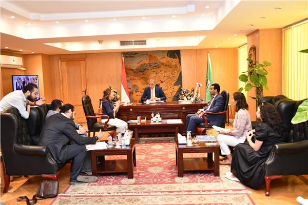 محافظ الفيوم خلال مناقشة تطبيق النموذج الوطني للموازنة التشاركية بالمحافظة