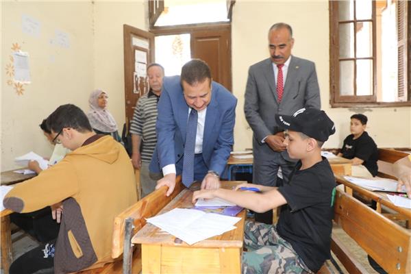 محافظ المنوفية خلال متابعة سير أعمال امتحان مادة اللغة الإنجليزية