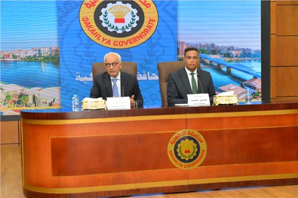 الدكتور أيمن مختار محافظ الدقهلية والدكتور رضا حجازي وزير التربية والتعليم والتعليم الفني