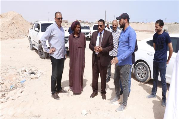 محافظ مطروح يتفقد أعمال انشاء مدرستين للتعليم الأساسي 