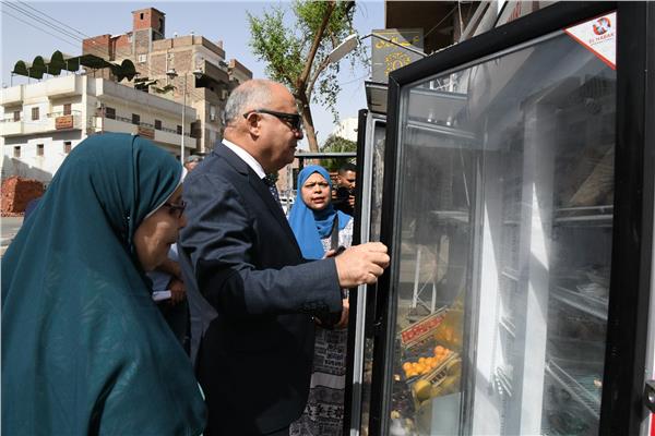اللواء أشرف الداودي محافظ قنا خلال جولة تفقدية