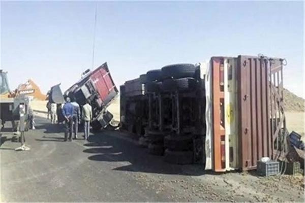 اصابة شخصين في انقلاب سيارة بمقطورة