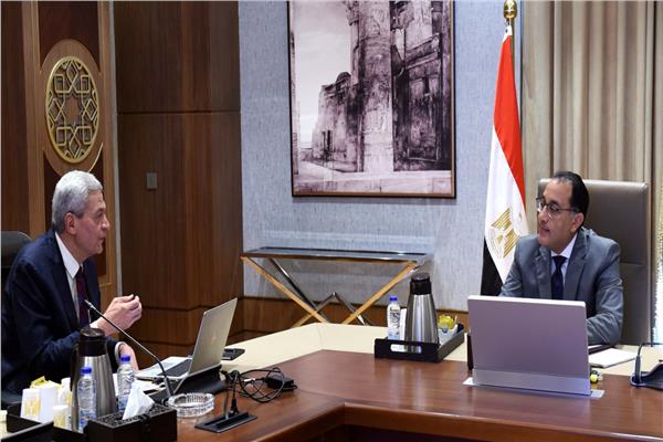 الدكتور مصطفى مدبولي خلال لقاءه باللواء طبيب بهاء الدين زيدان