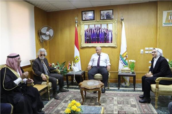  محافظ الوادي الجديد خلال استقباله وفد نقابة الأطباء