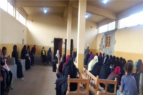 جانب من حملة طرق الأبواب في أسوان