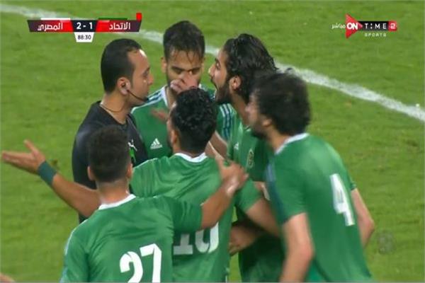 لحظة طرد محمود علاء