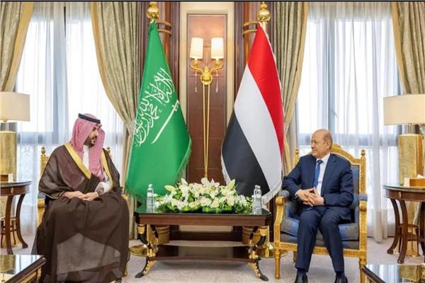 وزير الدفاع السعودي خلال لقائه بالرئيس اليمني 
