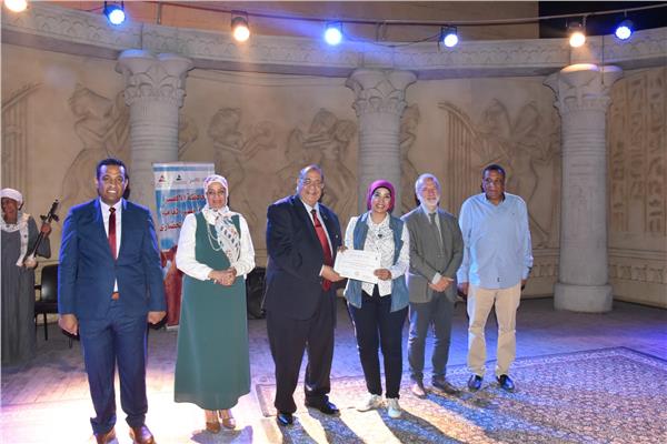 رئيس جامعة الأقصر ومدير  مشروع المراكز الجامعية للتطوير المهني