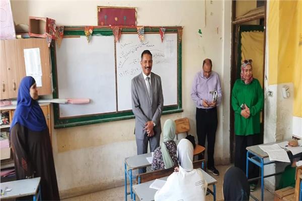 أشرف سلومة يتفقد لجان مدارس أمجاد للتعليم الأساسي