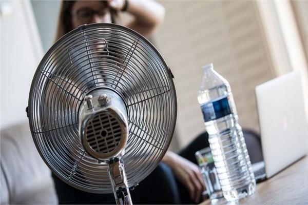 «الجو حر».. ٤ خطوات لحماية نفسك من مخاطر «المروحة»