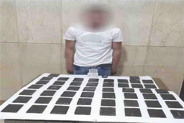 المتهم وبحوزته المضبوطات
