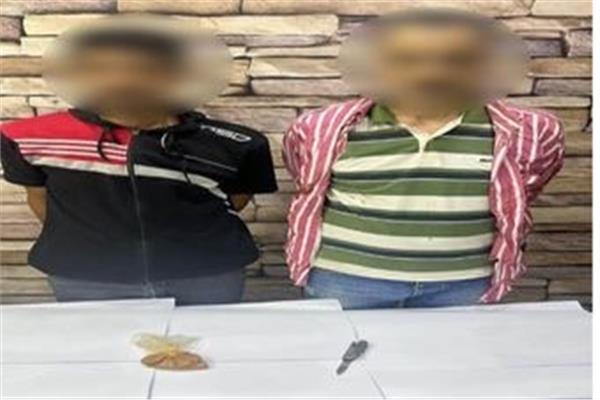 المتهمين وبحوزتهما المضبوطات