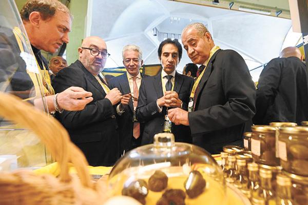 د. المصيلحى يتفقد معرض الصناعات الغذائية فى إيطاليا