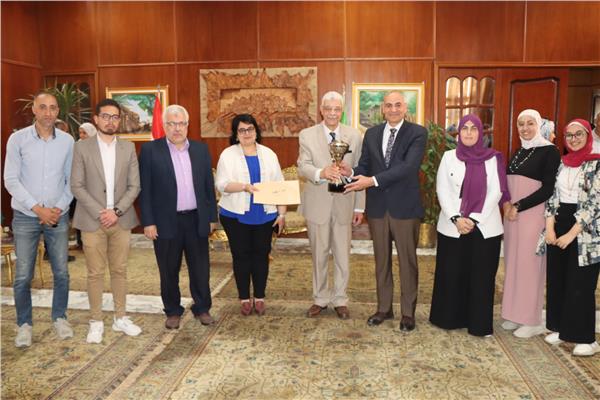 رئيس جامعة المنوفية يكرم المتميزين  