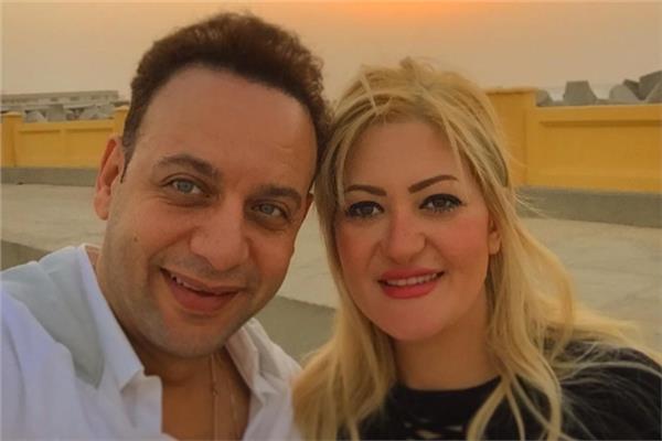 مصطفي قمر و زوجتة