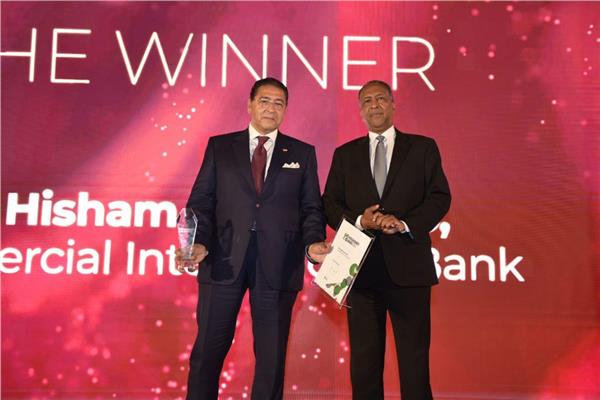 هشام عز العرب أثناء تسلمه جائزة مجلة "African Banker" لعام 2023