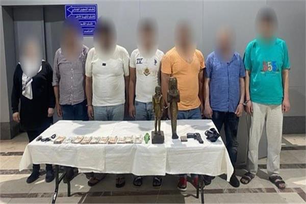 المتهمين وبحوزتهما المضبوطات