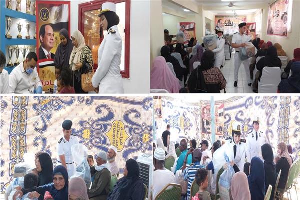 ضباط وضابطات الشرطة أثناء توزيع المساعدات على المواطنين