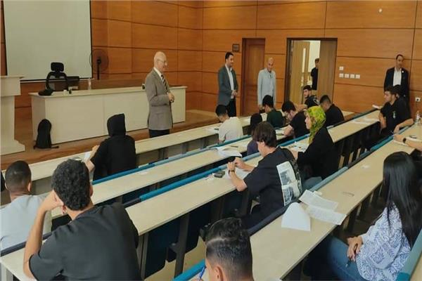 رئيس جامعة بنها يتفقد سير الامتحانات 