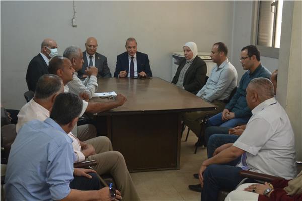  محافظ القليوبية خلال الاجتماع