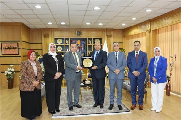 رئيس جودة التعليم يسلم جامعة المنصورة