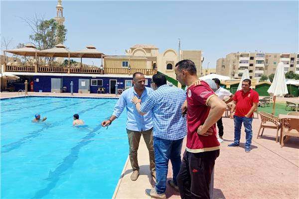 سحب عينات من مياه حمامات السباحة