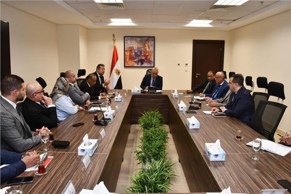 وزير الإسكان يناقش مع أعضاء غرفة التطوير العقاري سبل دعم ومساندة القطاع