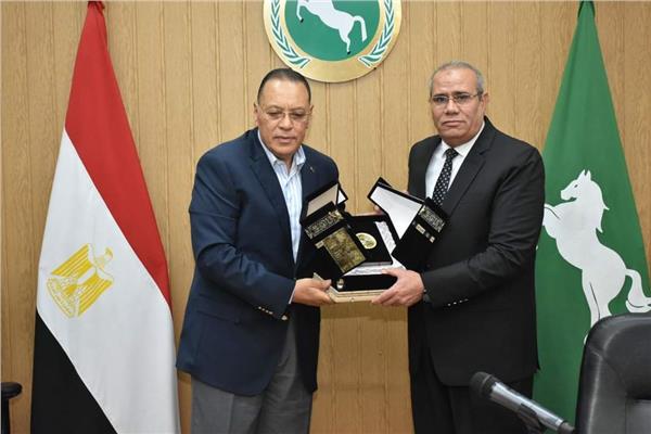 محافظ الشرقية يُكرم السكرتير العام المساعد للمحافظة 