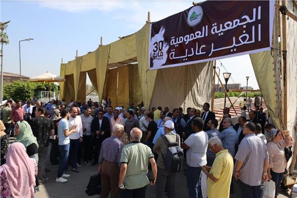 توافد عشرات المهندسين لسحب الثقة من النقيب