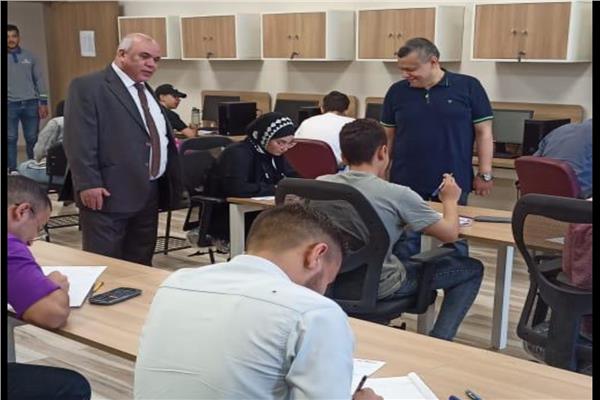 رئيس جامعة الدلتا التكنولوجية يتابع سير اختبارات نهاية العام الجامعي بفرع الجامعة بمدينة السادات 