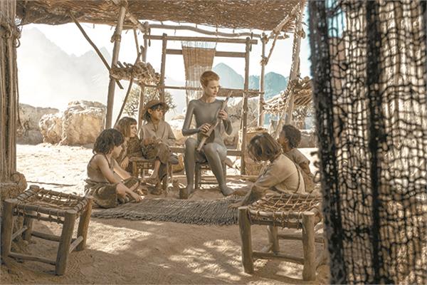 مشهد من مسلسل «Raised by Wolves»