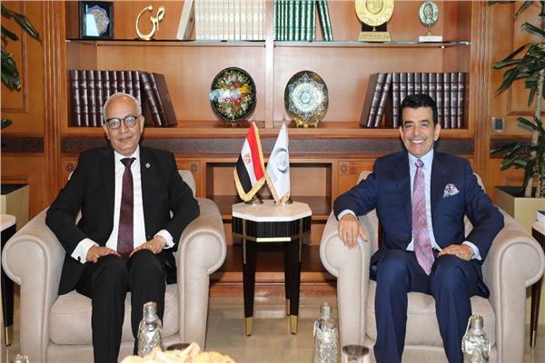 وزير التربية والتعليم يستقبل سالم بن محمد المالك