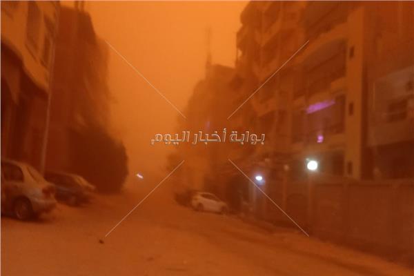 عاصفة ترابية تضرب السويس وتحجب ضوء الشمس