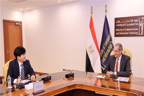وزير الاتصالات وسامسونج يتفقان على إنشاء مصنع لإنتاج الهواتف