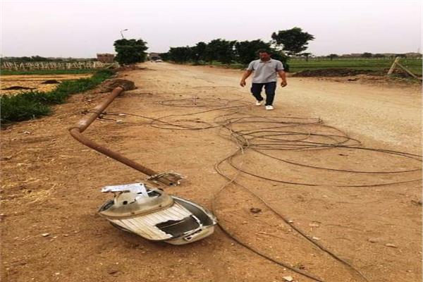 صيانة أسلاك وأعمدة الكهرباء التالفة بالشرقية