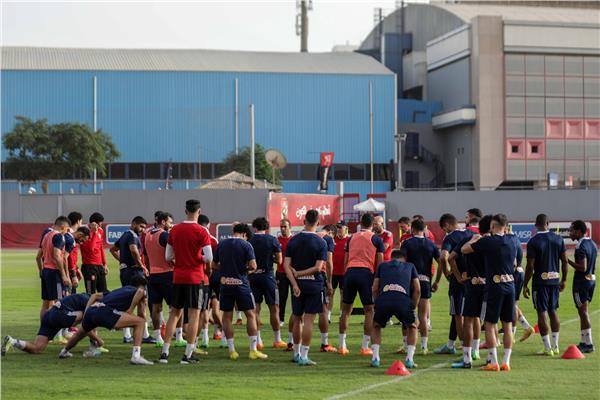 كولر يحاضر اللاعبين في مران الأهلي