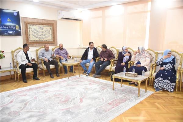 محافظ مطروح يناقش الخدمات المقدمة المواطنين 